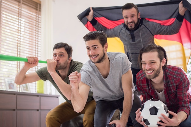 Amici che guardano la partita di calcio