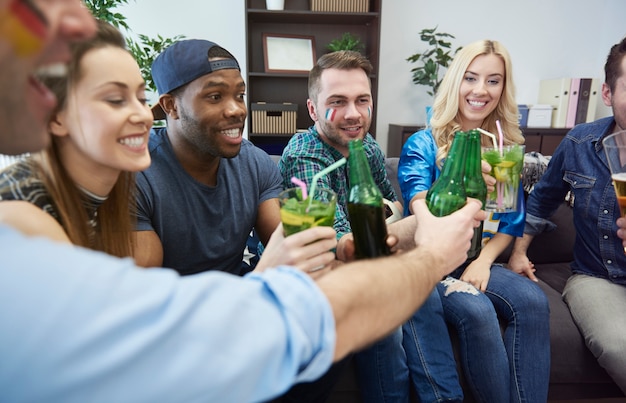 Amici che guardano la partita e si divertono insieme