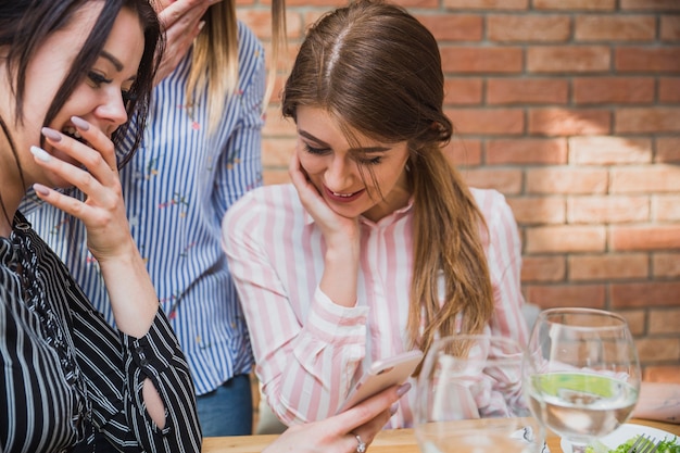 Amici che guardano lo schermo del telefono