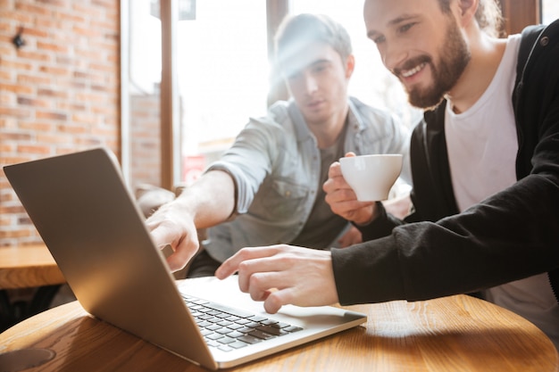 Amici che guardano nel computer portatile