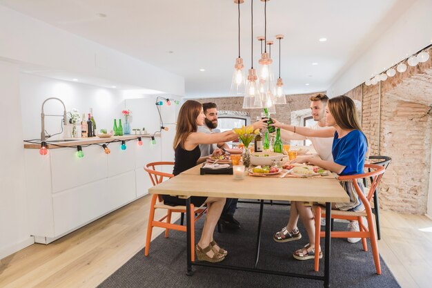 Amici che hanno cena