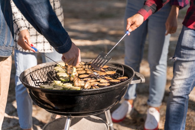 Amici che hanno un barbecue all'aperto