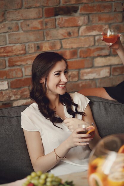 Amici che hanno una festa, donna sorridente