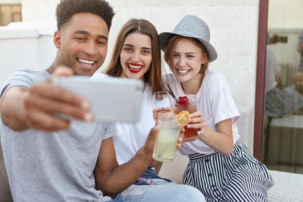 amici che hanno una festa mentre tintinnano bicchieri di vino