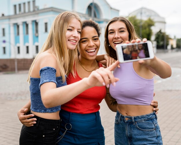 Amici che indossano abiti casual che prendono un selfie