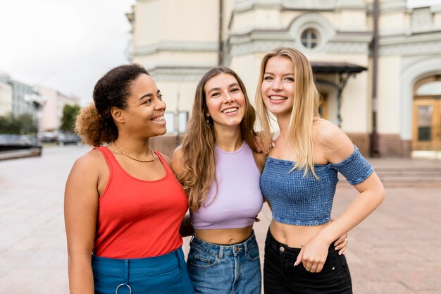 Amici che indossano abiti casual e sorridenti