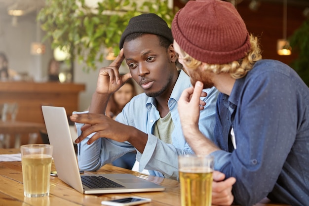 Amici che lavorano insieme in un pub