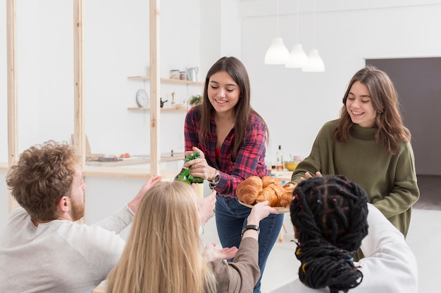 Amici che mangiano a casa