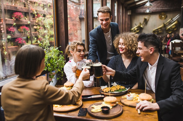 Amici che mangiano e conversano nel ristorante