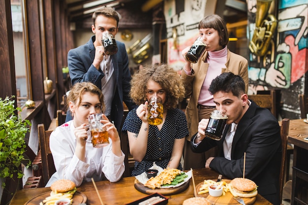 Amici che mangiano e conversano nel ristorante