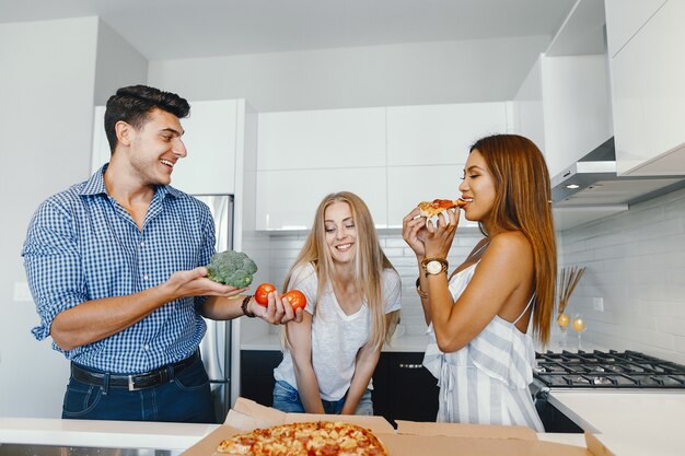 amici che mangiano in una cucina