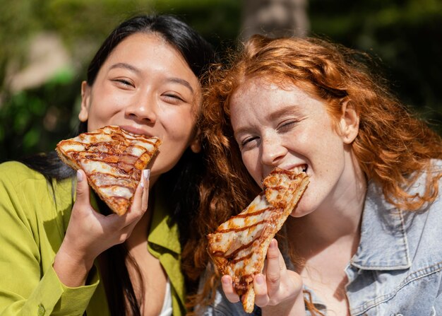 Amici che mangiano insieme del cibo da strada