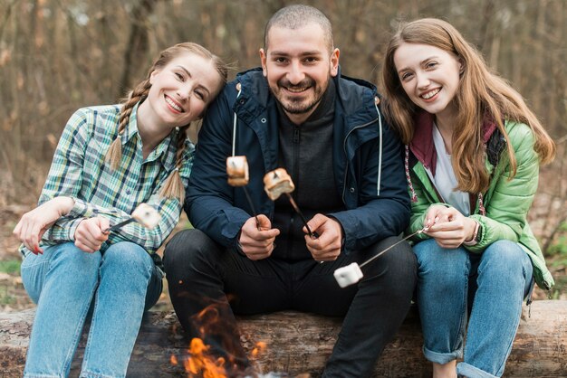 Amici che mangiano marshmallow