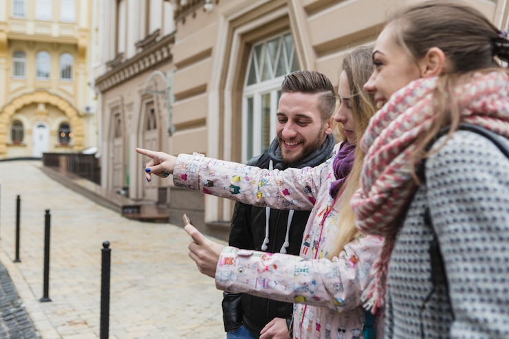 Foto gratuito amici che navigano con lo smartphone