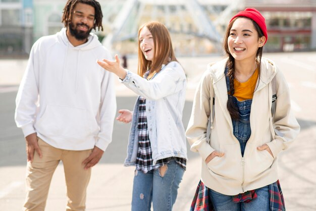 Amici che parlano all'aperto