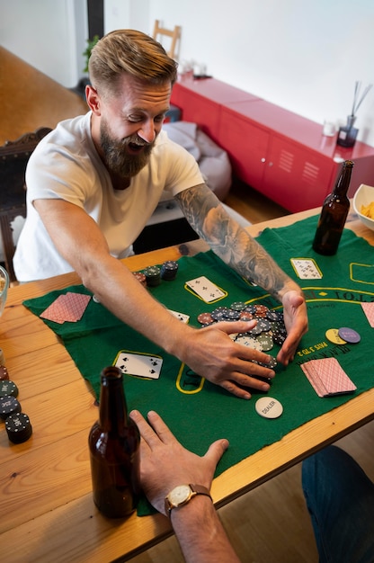 Amici che passano una serata a poker