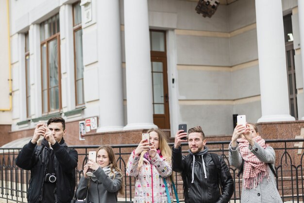 Amici che prendono colpi in strada