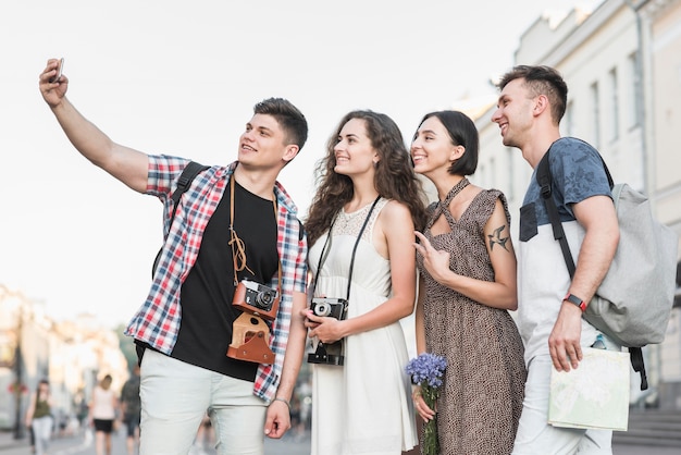 Amici che prendono selfie con attrazioni