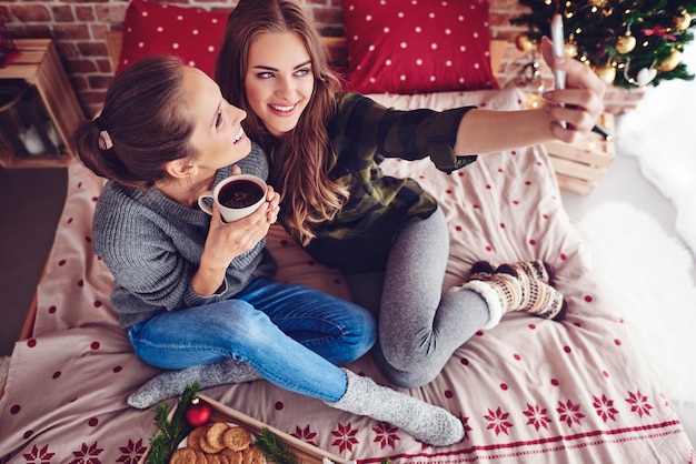 Amici che prendono selfie e sorridono