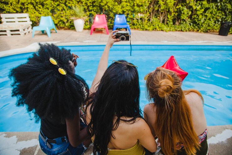 Foto gratuito amici che prendono selfie in piscina