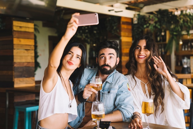 Amici che prendono selfie