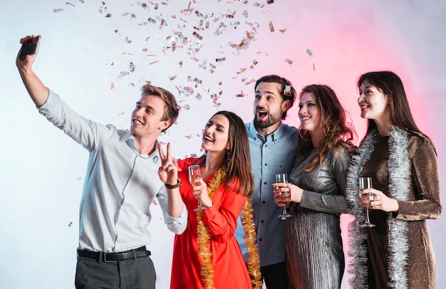 Amici che prendono un selfie alla festa di Capodanno