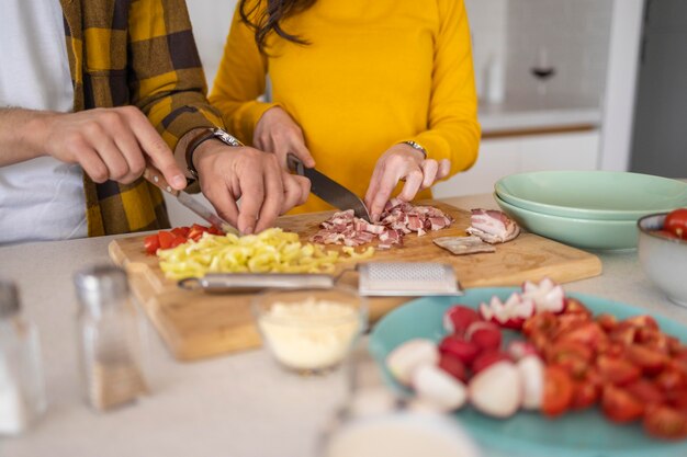 Amici che preparano il pasto in cucina