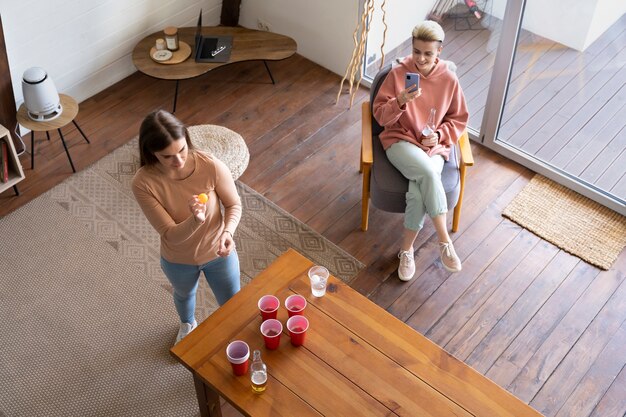 Amici che si divertono a giocare a Beer pong a una festa al coperto