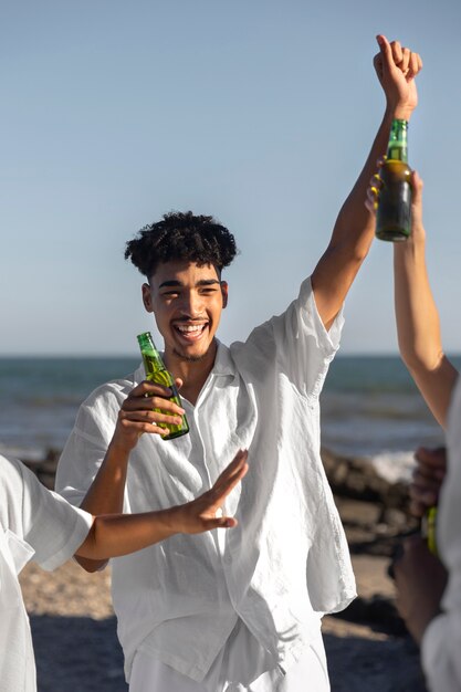 Amici che si divertono alla festa bianca