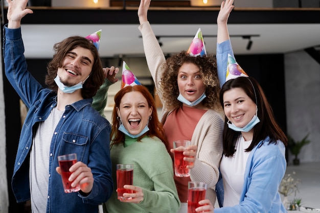 Amici che si divertono alla festa durante il covid