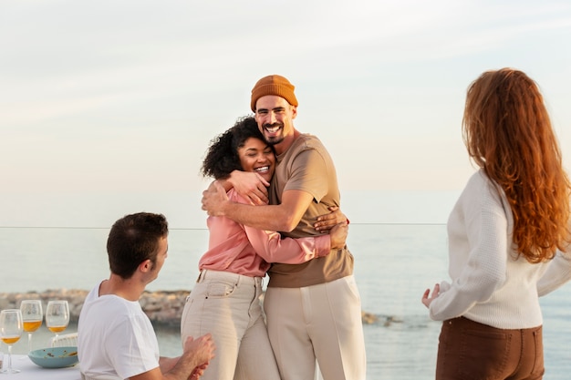 Amici che si divertono alla loro riunione