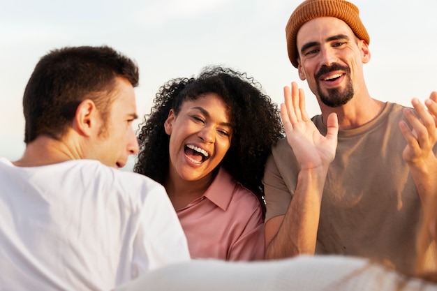 Amici che si divertono alla loro riunione