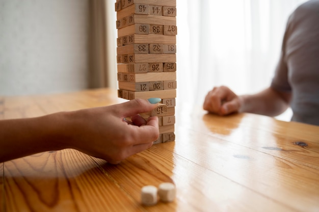 Amici che si divertono con una serata di gioco