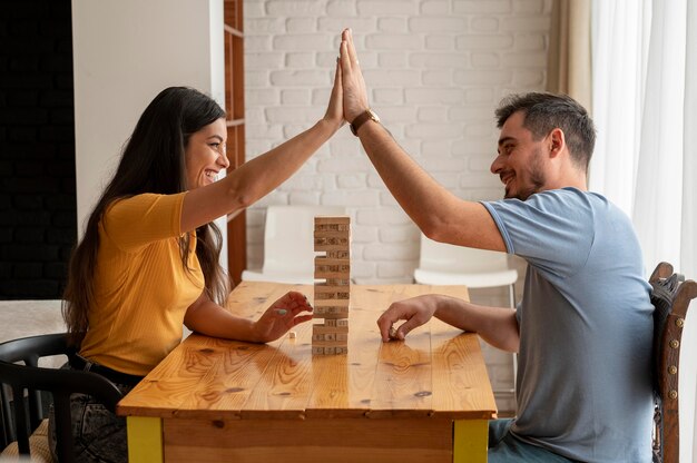 Amici che si divertono con una serata di gioco