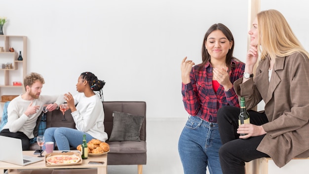 Amici che si divertono durante il pranzo