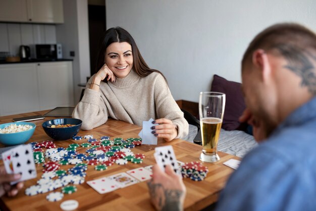 Amici che si divertono giocando a poker