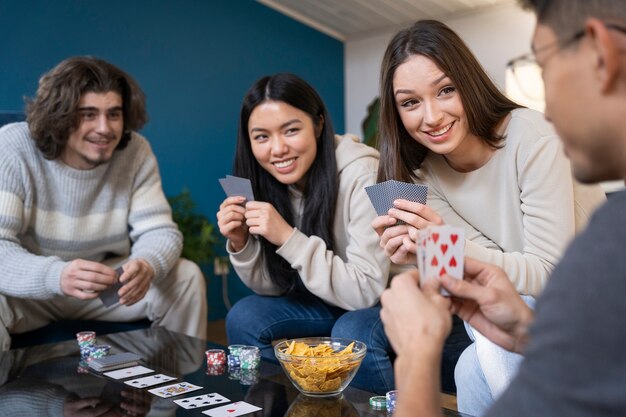 Amici che si divertono giocando a poker