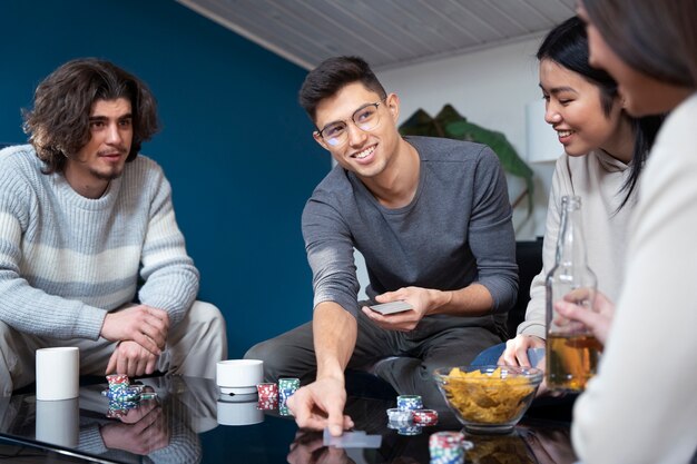 Amici che si divertono giocando a poker