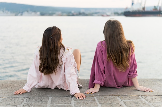 Amici che si divertono in riva al lago