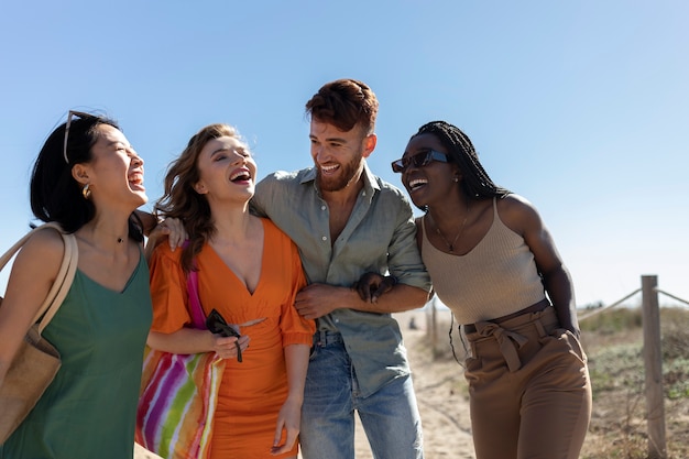 Amici che si divertono in riva al mare