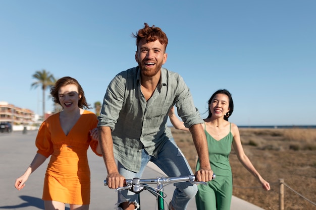 Amici che si divertono in riva al mare