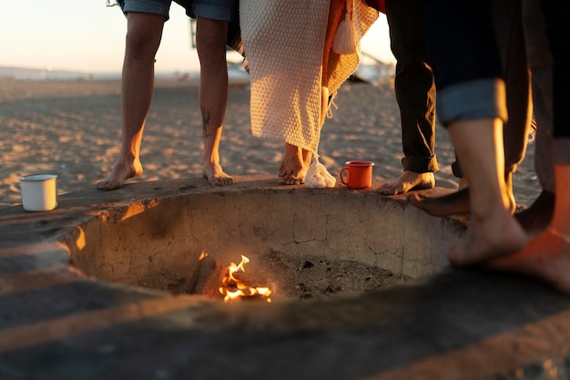 Amici che si divertono in riva al mare