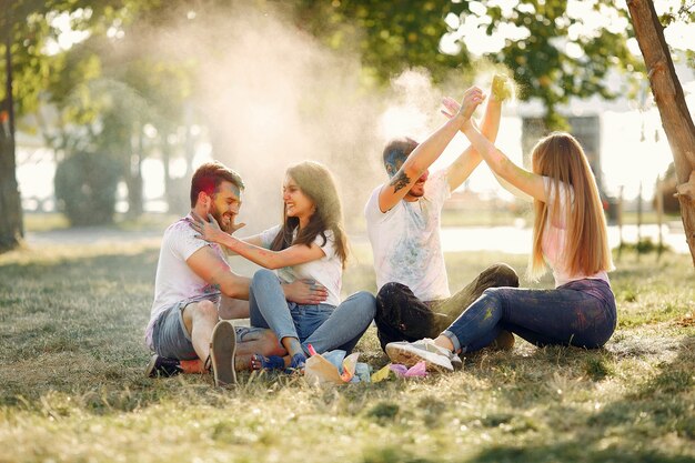 amici che si divertono in un parco con Holi Paints