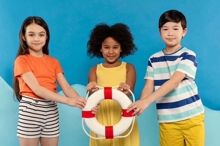 Foto gratuito amici che si divertono in uno studio di impostazione estiva