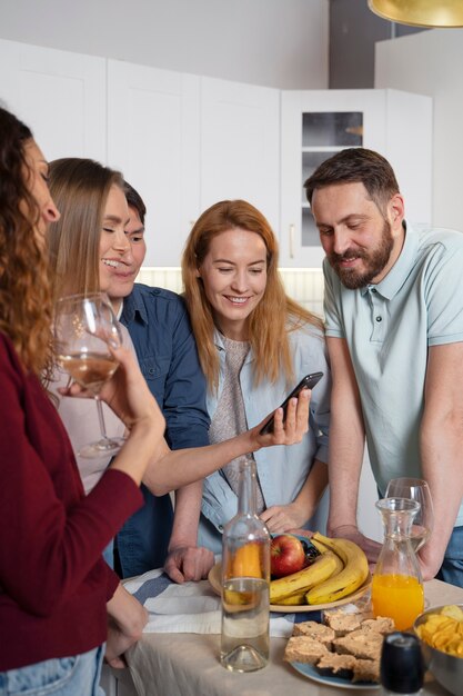 Amici che si divertono insieme mentre cucinano