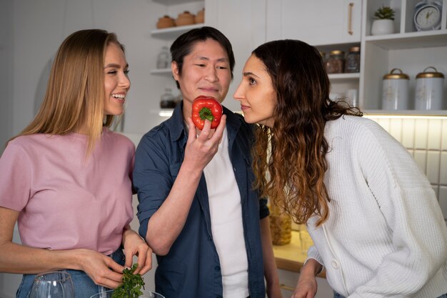 Amici che si divertono insieme mentre cucinano