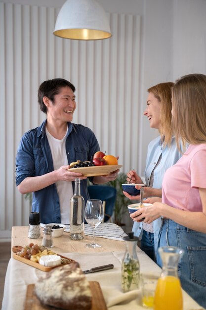 Amici che si divertono insieme mentre cucinano