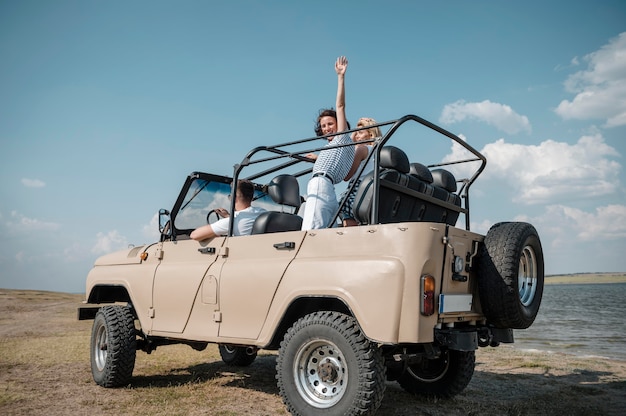 Amici che si divertono viaggiando in auto