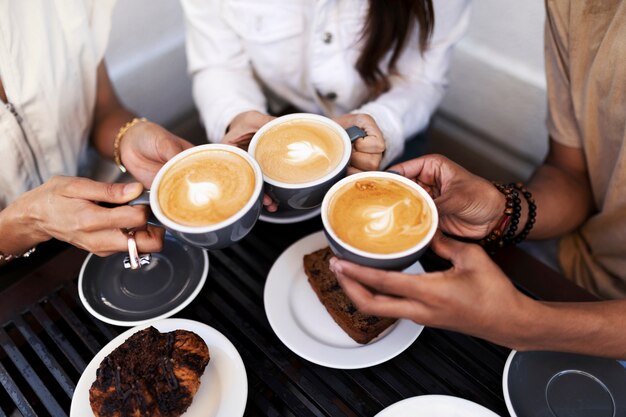 Amici che si godono il caffè insieme