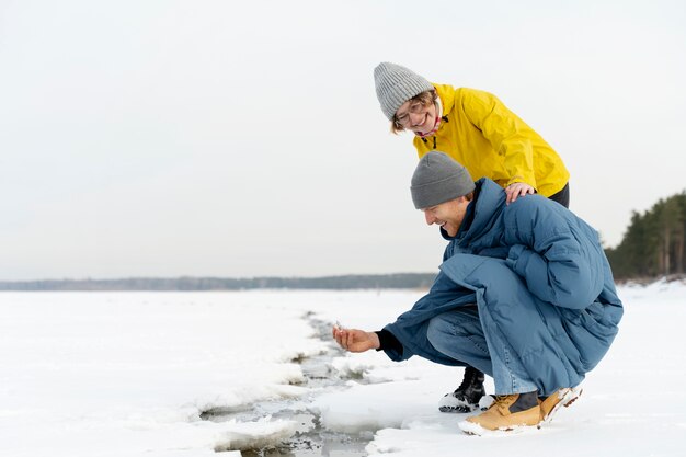 Amici che si godono il viaggio invernale